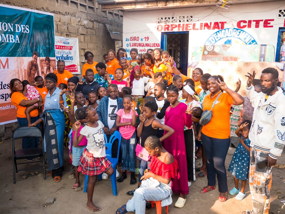 Photo de groupe joyeuse avec les enfants de l'orphelinat