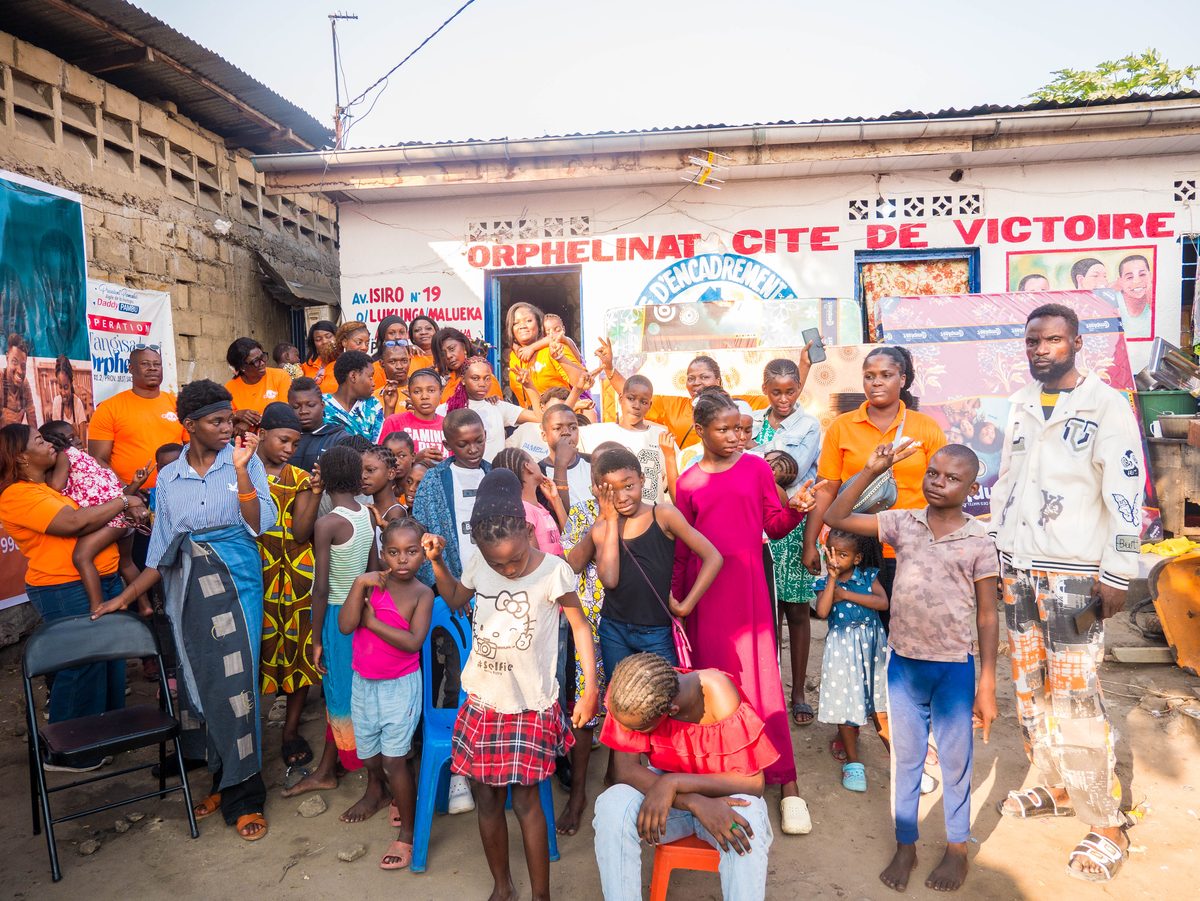 La photo officielle GAAM devant l'orphelinat